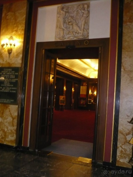 За этими дверями начинается игровая зона Казино. В зале покупают фишки и проходят дальше в игровые залы.