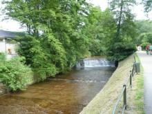 Речка очень мелкая, но довольно бурная.