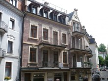 В этом доме Ф.М.Достоевский написал свой роман "Игрок". Это сейчас дом находится в престижном центральном районе Баден-Бадена. А в то время здесь располагался квартал прачечных. Дело в том, что дом стоит в непосредственной близости к термальным купальням. И недостатка в горячей воде здесь не было. В этом доме сдавались самые дешевые номера, так как в подвале дома день и ночь стирали белье, и горячие вонючие испарения не давали жильцам покоя.  