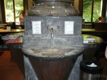 Из крана течет минеральная водичка. 