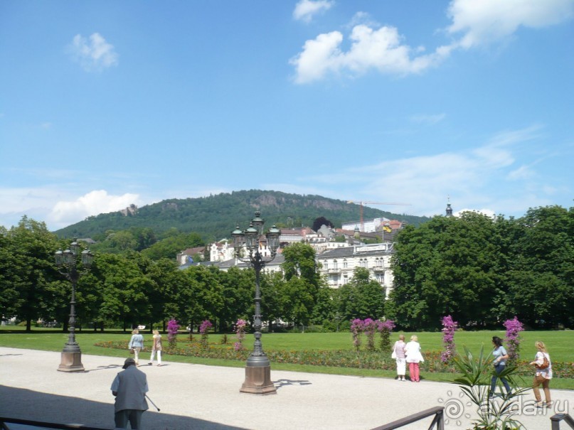 Кстати, на фото вдалеке на фоне горы, чуть справа виднеется подъемный кран. Это строительство ведется на деньги эмиратского шейха. Ему так понравился Баден-Баден, что он решил возвести здесь семизвездочный отель, наподобие отеля Парус в ОАЭ (правда, не такой высокий, потому что там нельзя сроить высокие здания, чтобы не выбиваться из общего архитектурного стиля), чтобы приезжать сюда летом во время невыносимой жары со своей многочисленной семьей, гаремом и гостями.