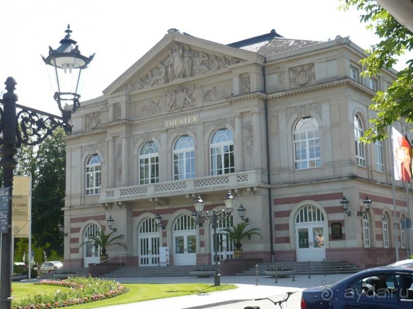 В свободное время ближе к вечеру я прошлась по одной из самых старинных аллей города – по Лихтентальской аллее. Она начинается на площади Гете, где расположен театр…
 
