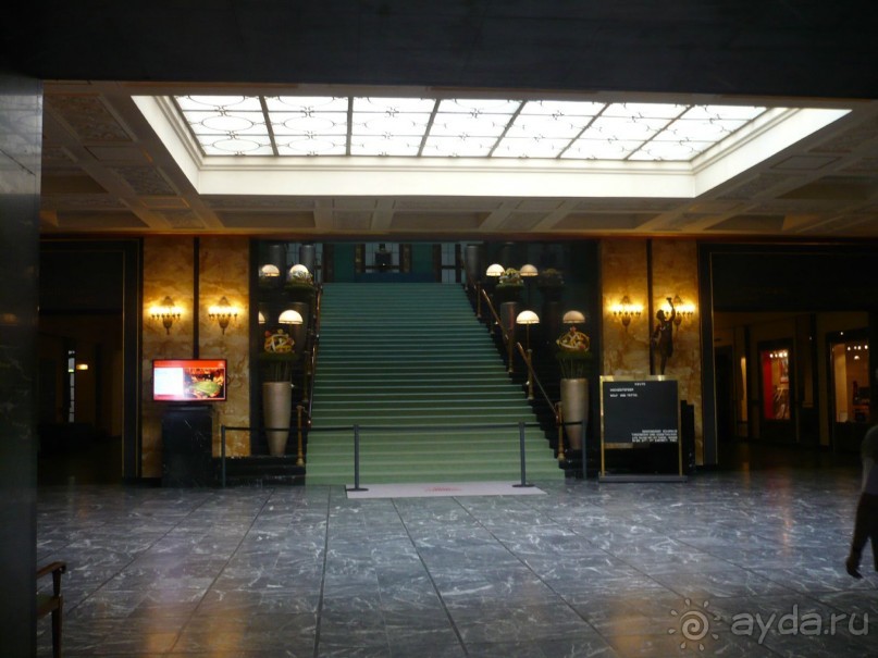 Мы входим в Казино.