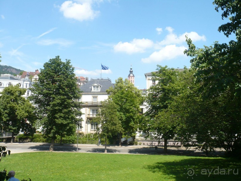 В городе много парков. 