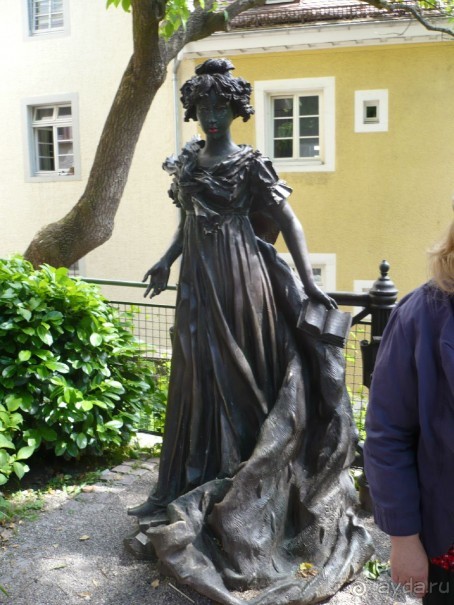В небольшом дворике рядом с Ратхаусом (городской ратушей)  поставлен памятник (больше смахивающий на городскую скульптуру) принцессе Луизе. Кто-то из вандалов разукрасил её губы в красный цвет. Экскурсовод очень расстроилась, и сказала, что ещё вчера этого не было.