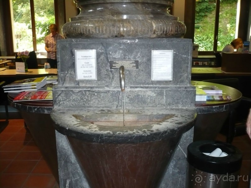 Из крана течет минеральная водичка. 