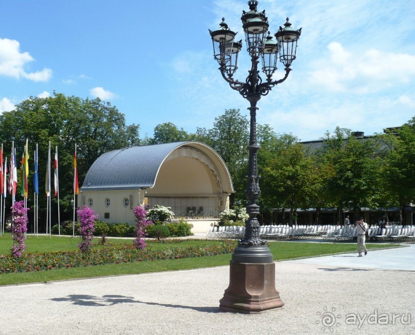 Газовый фонарь перед Казино. Их до сих пор каждый вечер зажигает фонарщик, каждый фонарь в отдельности. 