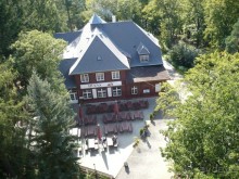 Вид со смотровой площадки на башне на кафешку у поднжия башни