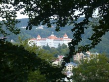 Вид из леса на пятизвездочный Империал.