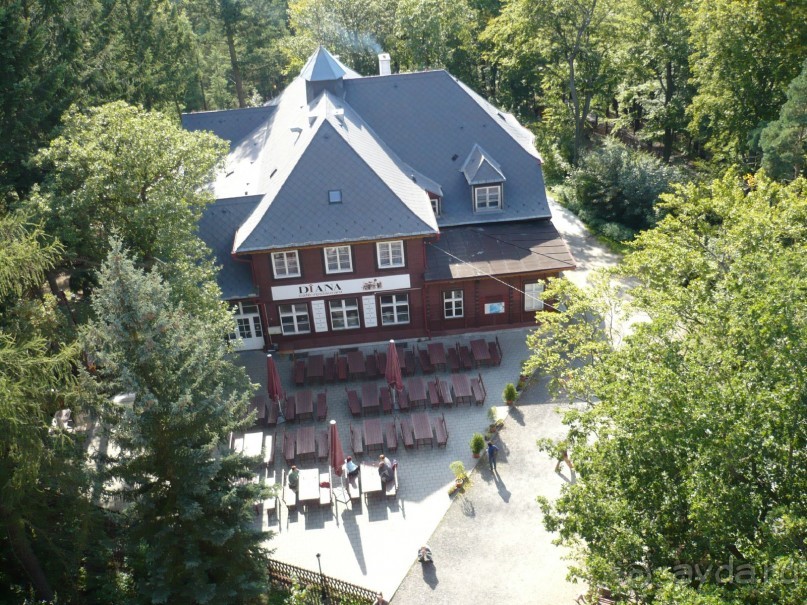 Вид со смотровой площадки на башне на кафешку у поднжия башни