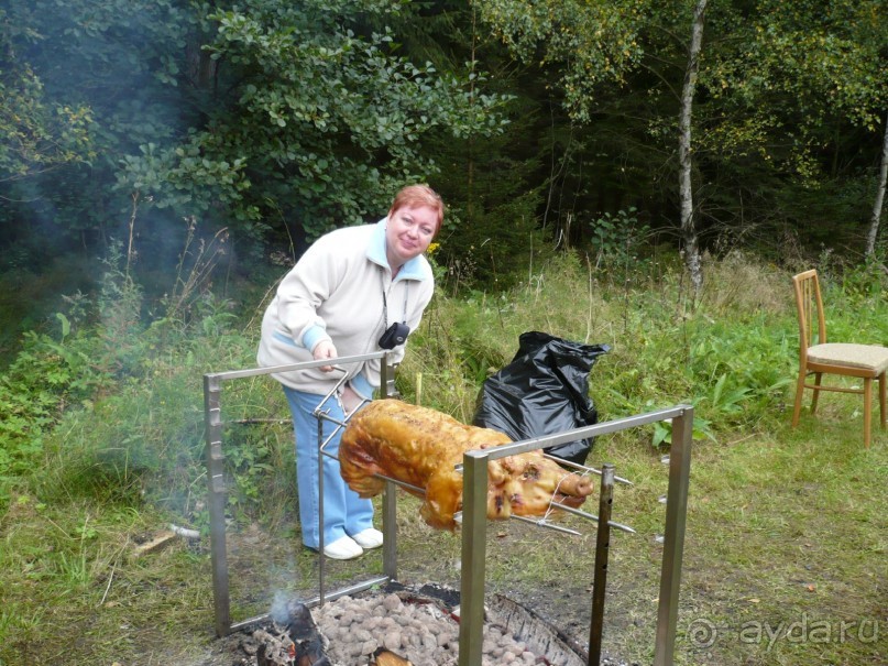 А это у нас был загородный пикник на природе. Хрюшку жарим на вертеле. 