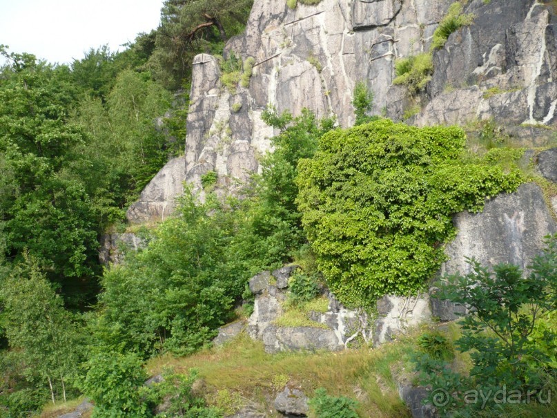 Скалы вокруг беседки