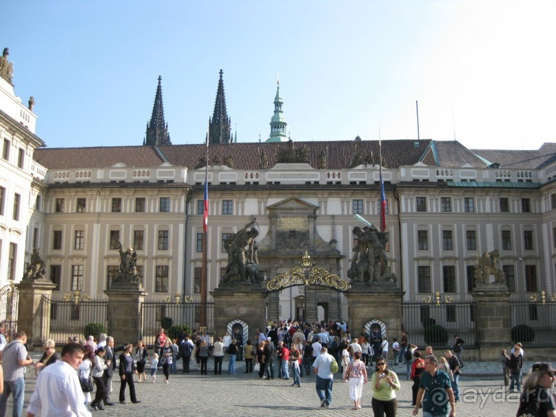 На Градчанах находится Пражский град – крепость, вероятно, самая большая в мире. Это целый комплекс исторических и культурных памятников. В Пражском граде же расположена президентская резиденция. 