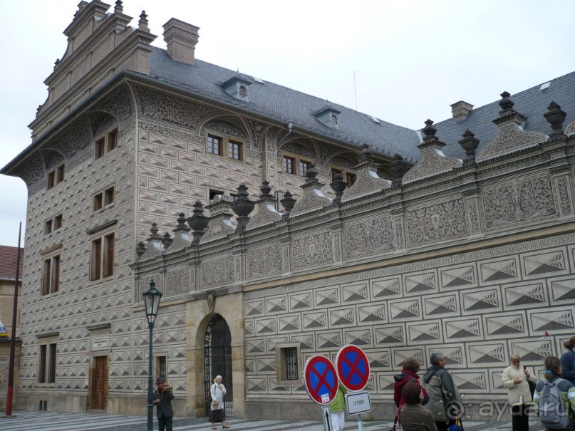 Возле резиденции находится необычное по своей архитектуре и красоте здание – Старый королевский дворец. 