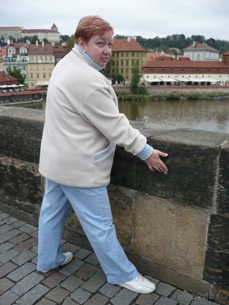 Я, как человек добросовестный и доверчивый, тоже попыталась что-то такое изобразить. Надо было одной ногой встать на какой-то один гвоздик, другой – на второй, а рукой чего-то там достать. Все на полном серьёзе корячатся.