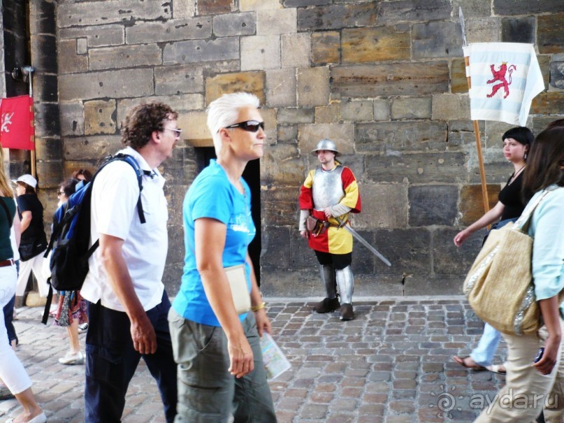 Под башней стоит средневековый рыцарь