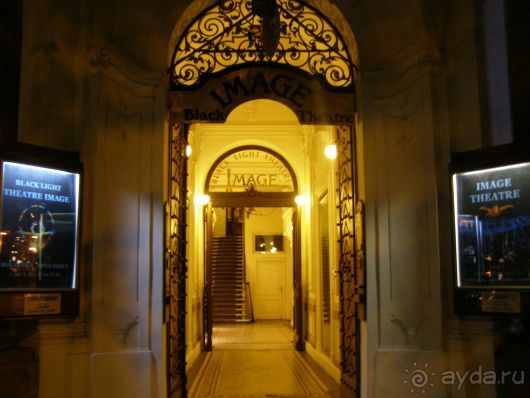 Недалеко от этой площади на ул. Парижская 4 находится  моя мечта – Театр Теней. Говорят, незабываемое зрелище. Анонс я видела в Интернете. На самом деле, что-то феерическое. Но каждый раз какое-то препятствие. Никак не могу туда попасть. 