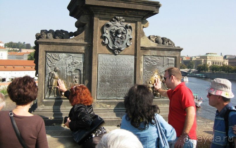 Карлов мост – это целый проспект, переброшенный через реку Влтава. Чего здесь только нет! На самом мосту куча всяких памятников, каждый из которых имеет свою историю и множество всяких ритуалов, которые надо непременно выполнить, чтобы стать счастливым. Народ старается вовсю.

