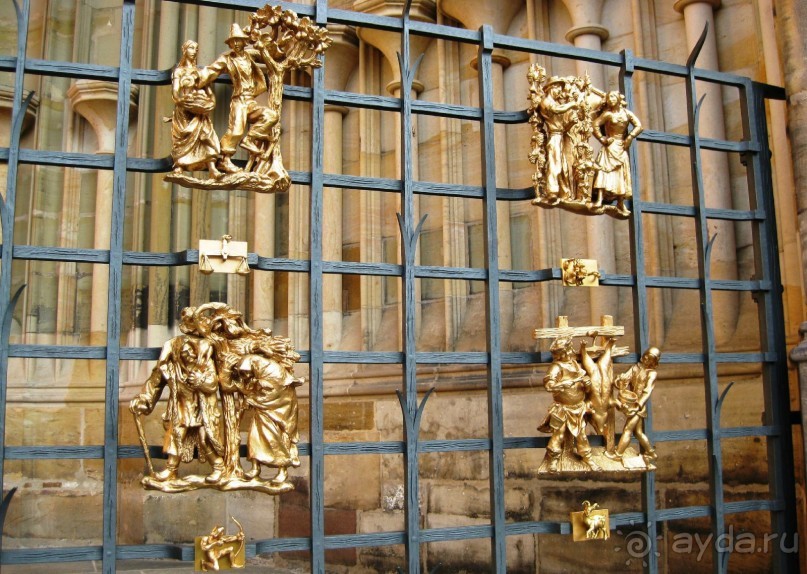 Есть в этом храме декоративные решетки со знаками зодиака, которые, говорят, имеют чудодейственную силу. Надо подержаться за свой знак и будет тебе счастье. Это фото 2009 года (одного из моих друзей). Я была здесь в 2007 году, знаки ещё не были позолоченными. Теперь их немного отреставрировали. Надо сказать, что храмы в Европе очень часто реставрируют. Практически всегда какая то часть храма забрана в реставрационную сетку. Это происходит потому, что большинство культовых учреждений там традиционно строится из известняка. Материал пористый, он как абсорбент собирает всю грязь из воздуха и очень быстро превращается из белого в черный. А храмы, как правило, большие, просто огромные. Вот и получается, пока одну сторону реставрируют, другая уже почернела. 