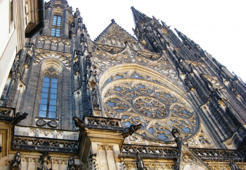 Храм очень большой и никак не хотел «влазить» в объектив, поэтому получился каким-то усеченным.
 
