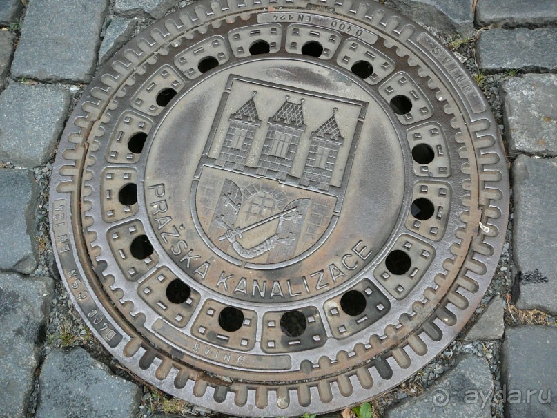 Я никогда не обращала внимание на (извините за подробность) канализационные люки. В прошлом году знакомый показал мне их фото, я была просто поражена
