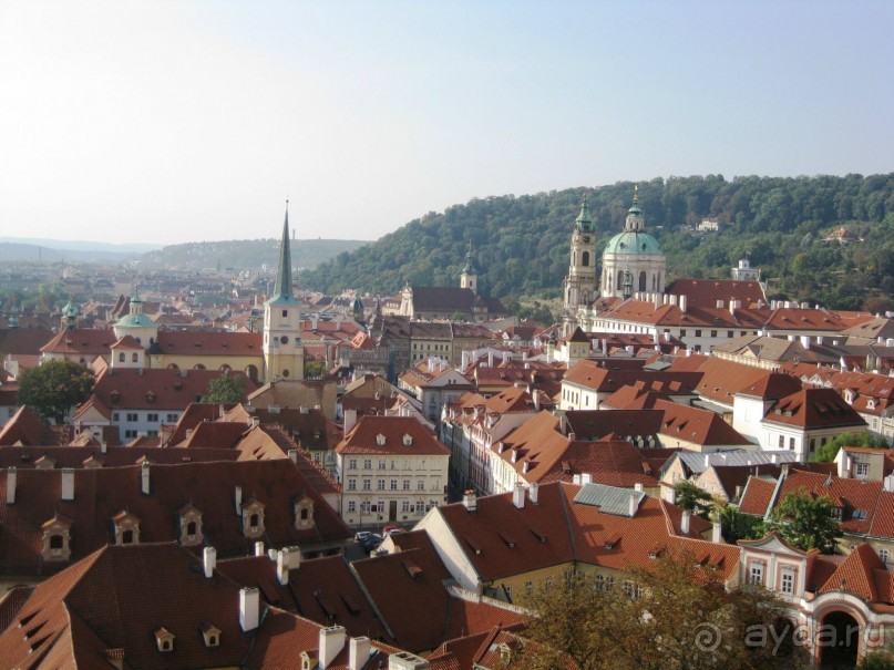 С высоты Градчан (высокий холм, возвышающийся над Прагой) город – это сплошные красные черепичные крыши.