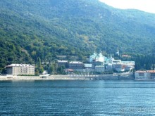 Наконец, приближаемся к русскому монастырю Святого Великомученника Пантелеймона. 