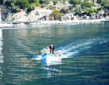 Святой отец спешит на корабельную службу.