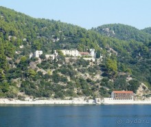 И вот уже начинаются какие-то постройки. Скорее всего это скит, потому что судя по схеме монастырь Констамонит находится немного в стороне от береговой линии, а до монастыря Дохиар мы ещё не доплыли. 