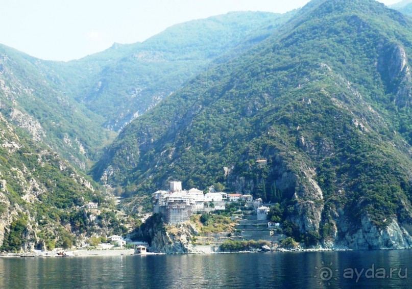 Монастырь Дионисиат в ущелье