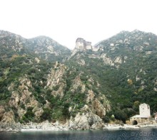 Парит над морем монастырь Симонаперта. В переводе с греческого Скала Симона.