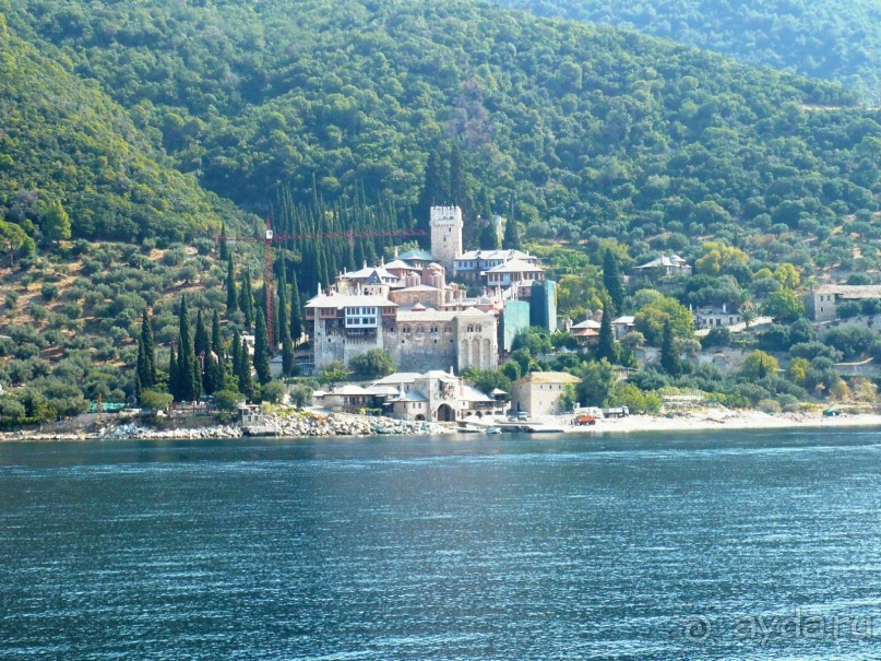 А вот и монастырь Дохиар, компактное такое сооружение, похожее на крепость. Немного в стороне раскинулись кафисмы. В монастыре живут всего 30 монахов. 