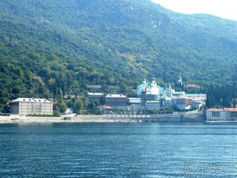 Наконец, приближаемся к русскому монастырю Святого Великомученника Пантелеймона. 