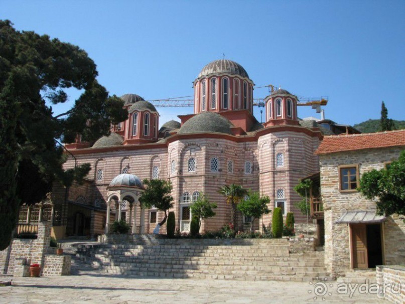 Самый большой собор на территории Св.Афона - Собор Георгия Победоносца в монастыре Ксенофонт.