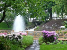 Газоны, цветы, дорожки в парке безупречно ухоженные. Придраться совершенно не к чему.