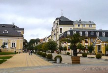 Городок Франтишковы Лазни является самым маленьким городом из Курортного треугольника и самым западным из них. Население города 5 тыс.человек. Городок стоит почти на самой границе с Германией, поэтому основной контингент отдыхающих – немцы. У нас произошло как бы разделение курортов. Карловы Вары облюбовали русские, а Франтишковы Лазни – немцы. Поэтому немецкая речь звучит на каждом шагу, по-русски никто не понимает. Вообще в Чехии говорят и понимают на трех языках – чешском, русском, немецком. По-английски только молодежь. Люди моего возраста английский не знают. Но им вполне достаточно и трех языков