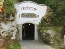 В 7 км от Марианских Лазней находится семейный пивоваренный завод Ходовар. Завод построен над старыми погребами, вырубленными в гранитном массиве. В этой скале и находится пивной ресторан. 