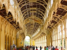 Но главной достопримечательностью Марианских Лазней является чрезвычайно красивая ажурная чугунная галерея. Её, пожалуй, можно отнести к символам города.