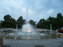Особенно он красив в вечернее время, когда вода ещё и подсвечивается.Городок небольшой, но очень уютный. После такой красоты и обилия свежего воздуха мы чрезвычайно проголодались. Поэтому на обратном пути заехали на ужин в скальный пивной ресторан Ходовар.  