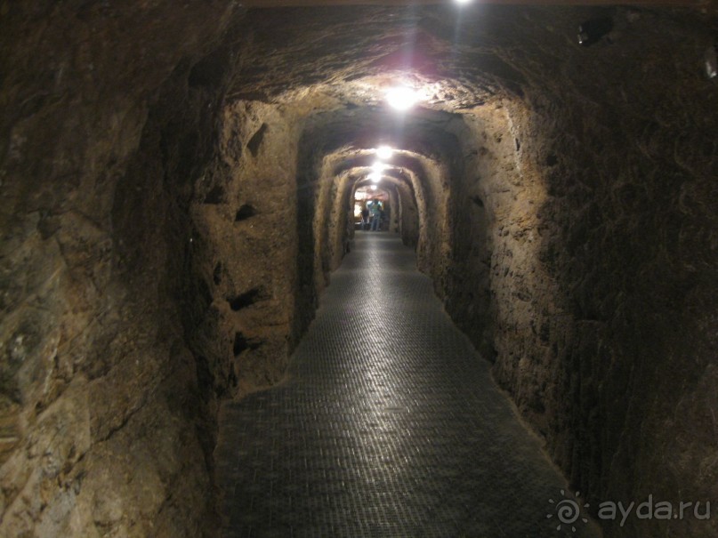 Мы входим в ресторан по такому вот гранитному коридору.