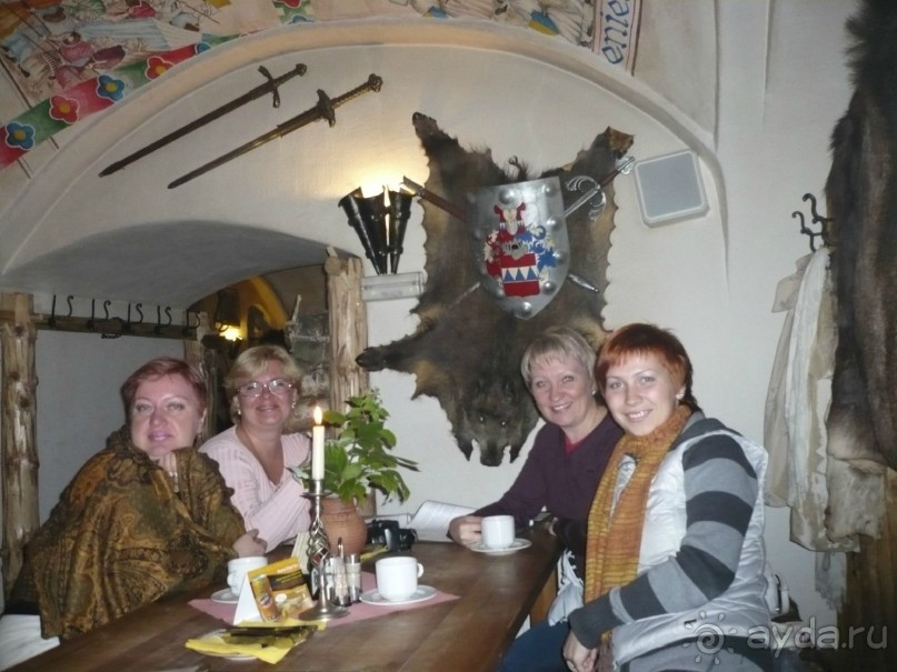 Погуляв по городу и изрядно проголодавшись, по пути домой мы заехали поужинать в крепость Вальнштейн. Тут раньше располагался рыцарский замок, а теперь ресторан. 
Кухня очень вкусная и сравнительно недорогая, как и всё в Чехии.
 
