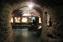 Дальше упираемся в небольшой выставочный зал, где в витринах можно посмотреть продукцию данного пивоваренного завода.