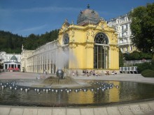 Галерея находится рядом с другой достопримечательностью города – Поющим фонтаном, ради которого сюда съезжаются туристы со всей округи. 