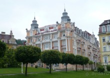 Здания под стать природе. Отели старинные, богато украшенные. 