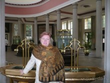 Нас завели в бювет, там пьют воду. В отличие от Карловых Вар, где вода льется в источниках и день и ночь, здесь стоят краники. Его открываешь  и только тогда можно налить воду в стаканчик. Очень разумно. Вода, как и везде на курортах совершенно бесплатная. Я стою на фоне этих краников.