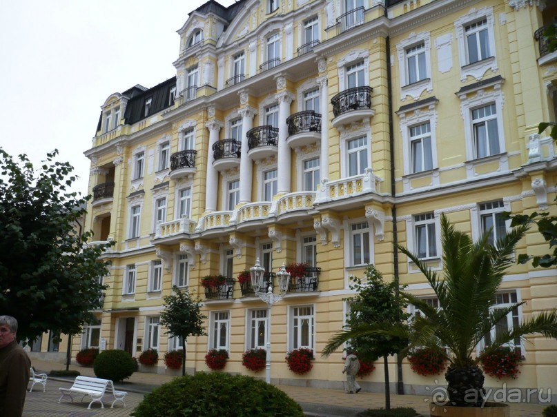 Попробовав водички, мы прошлись по городку. Здания просто изумительные. Везде такая чистота и красота!