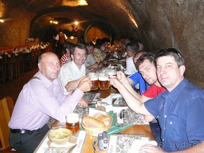 Мы шумной и голодной толпой быстренько расселись за столы. Нам  тут же подали пиво и приняли заказ на горячее. Мужики были счастливы.