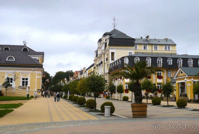 Городок Франтишковы Лазни является самым маленьким городом из Курортного треугольника и самым западным из них. Население города 5 тыс.человек. Городок стоит почти на самой границе с Германией, поэтому основной контингент отдыхающих – немцы. У нас произошло как бы разделение курортов. Карловы Вары облюбовали русские, а Франтишковы Лазни – немцы. Поэтому немецкая речь звучит на каждом шагу, по-русски никто не понимает. Вообще в Чехии говорят и понимают на трех языках – чешском, русском, немецком. По-английски только молодежь. Люди моего возраста английский не знают. Но им вполне достаточно и трех языков