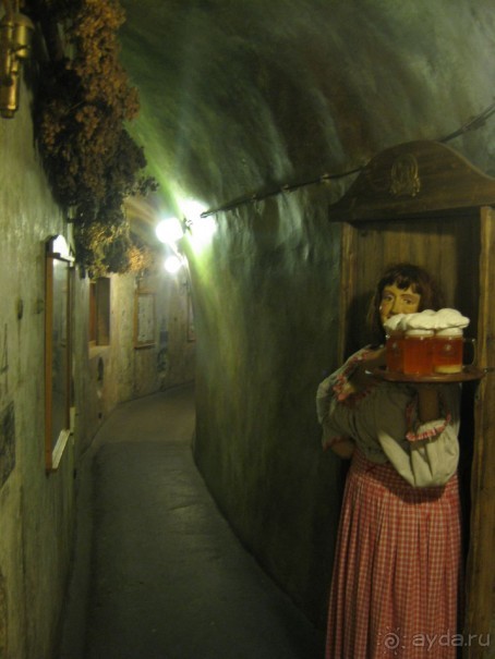 Дальше гостеприимная хозяйка приглашает вас собственно в ресторан.