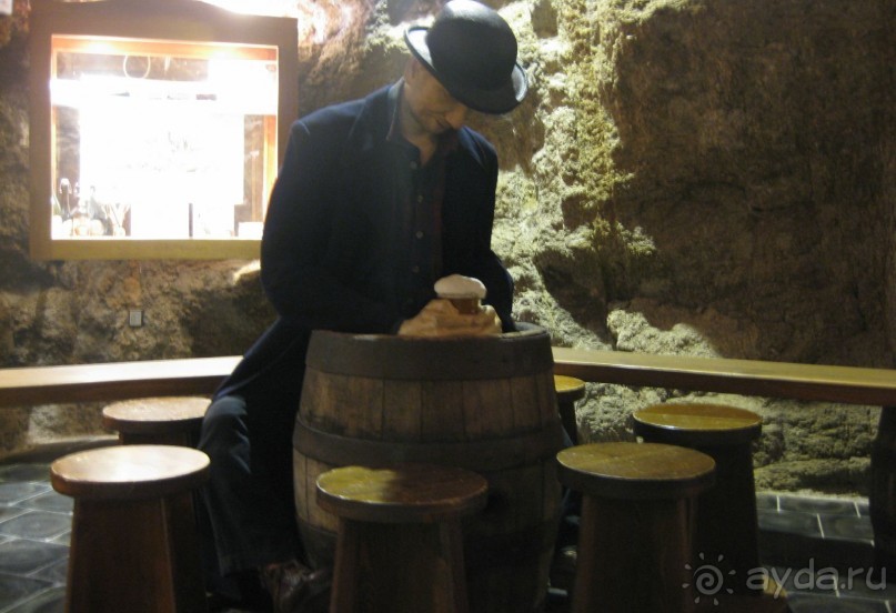 Дяденька, который сидит с кружкой пива – кукла, с которой все очень любят фотографироваться.